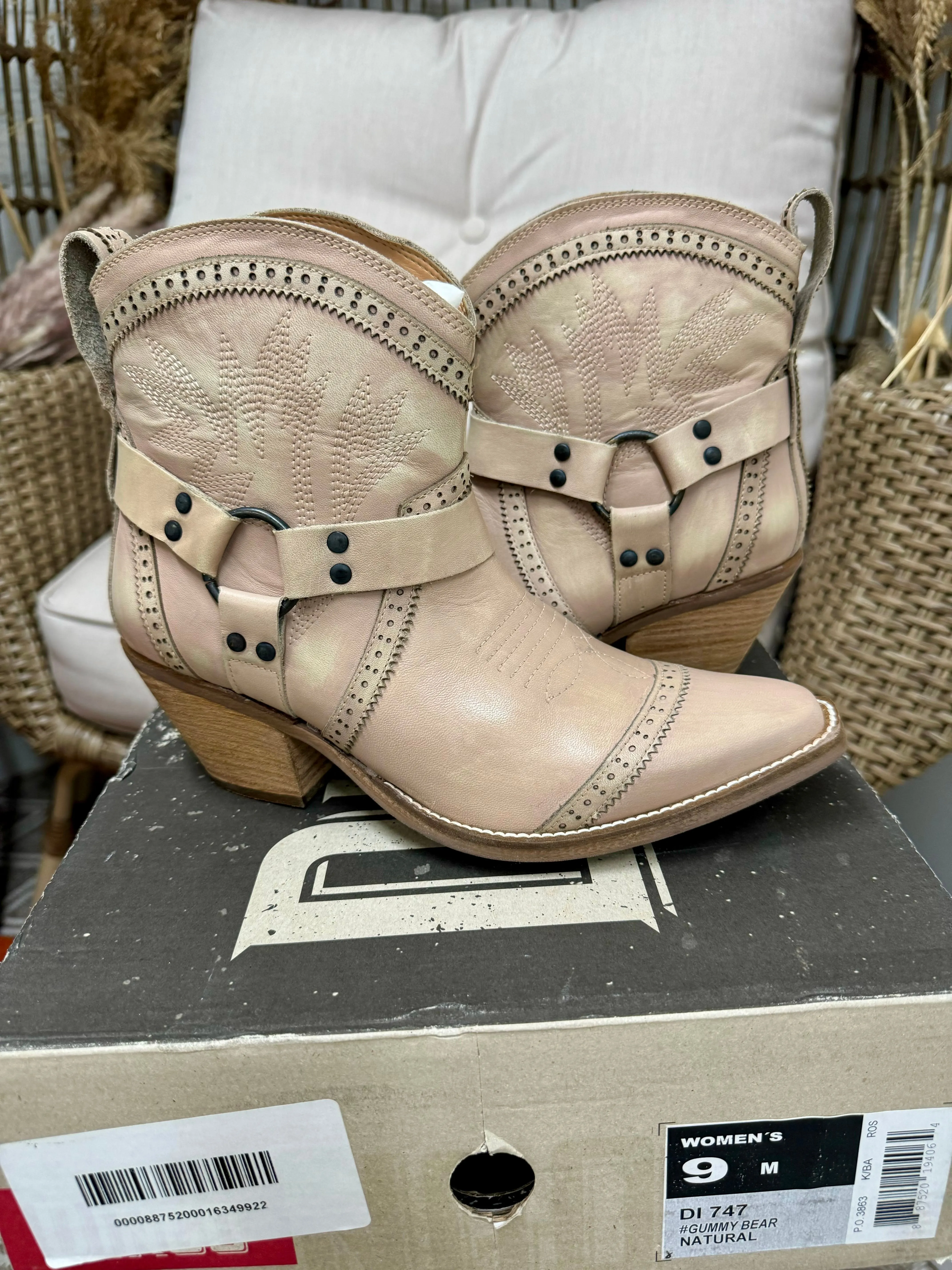 *DISCONTINUED* | Dingo | Gummy Bear Leather Cowboy Boots in Natural - Last Chance Size 9